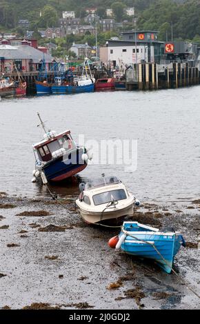 Fischerboote an der Küste auf dem Fischerhafen von Oban Stadt im schottischen Hochland Stockfoto