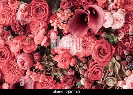 Schönes Bouquet von gemischten Blumen. Eine helle Mischung aus Dahlia, Chrysantheme, Calla und Rose. Die Arbeit des Floristen an einer Blume s Stockfoto