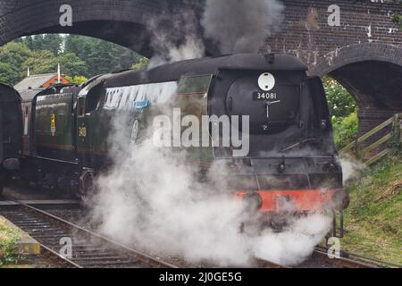 Dampflokomotive 34081 92 Squadron dampft weg von Weybourne Station, North Norfolk Railway. Stockfoto