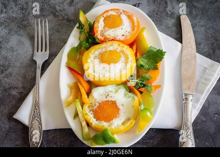 Gebackene Paprika mit Ei in der Paprika Stockfoto