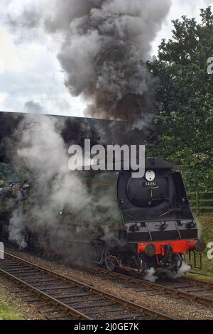 Dampflokomotive 34081 92 Squadron dampft weg von Weybourne Station, North Norfolk Railway. Stockfoto