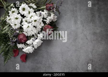 Bouquet von weißen Chrysanthemen mit roten Rosen Stockfoto