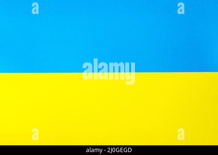 Gelb-blauer Karton (Farben der ukrainischen Flagge) von oben fotografiert Stockfoto