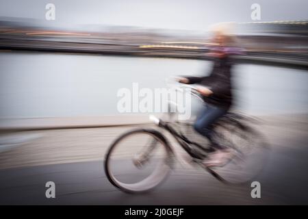 Der Zug kommt am Bahnhof in der Innenstadt in Bewegung Stockfoto
