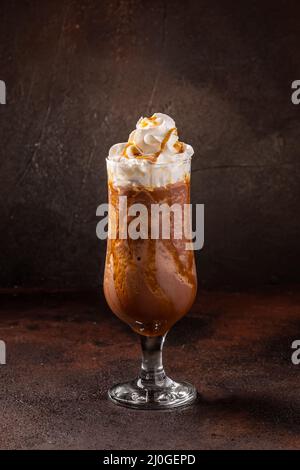 Köstlicher, kalter, erfrischender Eiskaffee in Cocktailglas Stockfoto