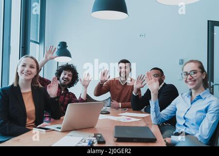 Junge Leute, die beim Teamtraining die Hand heben, um Fragen zu stellen, neugierige schwarze Angestellte oder Konferenzseminar-Teilnehmer stimmen als Freiwilliger im Gruppenbüro ab Stockfoto