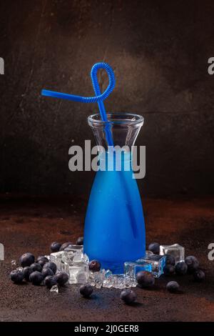 Köstliches kaltes erfrischendes Heidelbeer-Smoothie-Getränk in Cocktailglas Stockfoto