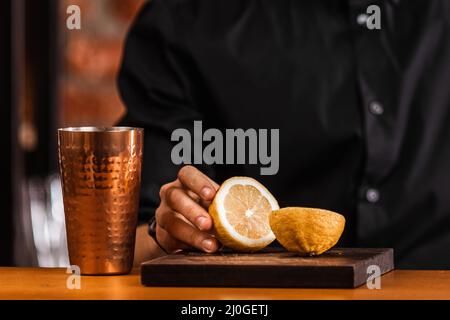 Der Barkeeper bereitet in der Bar einen Cocktail zu Stockfoto