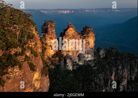 Berühmte Felsformation der Three Sisters oberhalb des Jamison Valley im Blue Mountains National Park. Stockfoto