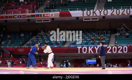 27.. JULI 2021 - TOKIO, JAPAN: Sagi MUKI aus Israel (weiß) und Eduardo Yudi SANTOS aus Brasilien (blau) in Aktion während der Judo Men -81 kg in Tokio Stockfoto