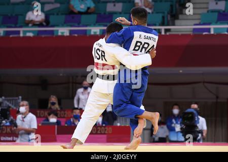 27.. JULI 2021 - TOKIO, JAPAN: Sagi MUKI aus Israel (weiß) und Eduardo Yudi SANTOS aus Brasilien (blau) in Aktion während der Judo Men -81 kg in Tokio Stockfoto