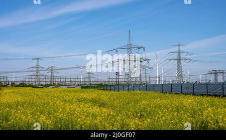 Sonnenkollektoren, Stromleitungen und Windkraftanlagen in Deutschland gesehen Stockfoto