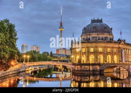 Das Bode-Museum, der Fernsehturm und die Spree in Berlin in der Dämmerung Stockfoto