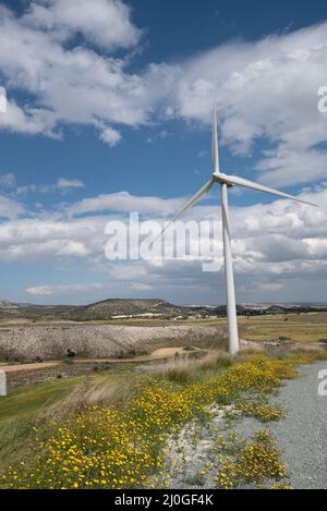 Windmühlen Stromerzeuger auf einem Turbinenpark, der Strom aus Wind erzeugt. Alternative erneuerbare Energien. Stockfoto