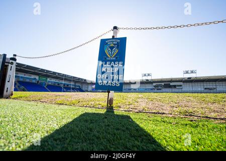 Halten Sie sich vom Grasschild am Halliwell Jones Stadium, Heimstadion der Warrington Wolves, ab Stockfoto