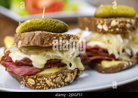 Reuben Sandwich auf rustikalem Holz Stockfoto