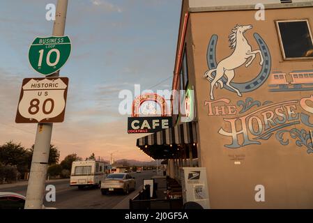 Das Horseshoe Cafe, ein historisches Restaurant, das 1936 eröffnet wurde, am Highway 80 in Benson, Arizona, mit einem Wandgemälde an der Seite des zweistöckigen Gebäudes, USA. Stockfoto