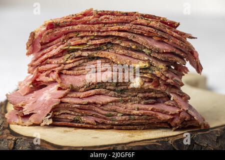 Scheiben von geschnittenem Pastrami-Fleisch Stockfoto