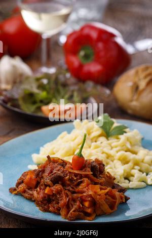 Szeged Gulasch auf dunklem Holz Stockfoto