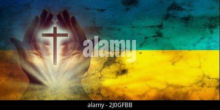 Hände im Gebet. Gebet für die Ukraine. Ukrainische Flagge. Gebet für die ganze Welt Stockfoto