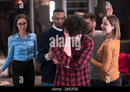 Eine Gruppe junger Geschäftsleute hat Spaß daran, interessante Spiele zu spielen, während sie in einem modernen Büro eine Pause von der Arbeit einlegen. Selektiver Fokus Stockfoto