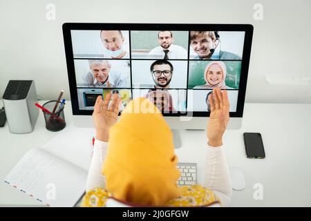 Geschäftsfrau aus dem Nahen Osten mit Online-Konferenz zu Hause Stockfoto