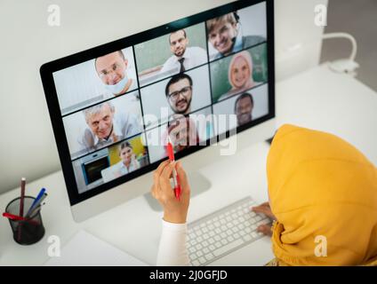 Geschäftsfrau aus dem Nahen Osten mit Online-Konferenz zu Hause Stockfoto