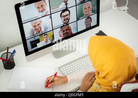 Geschäftsfrau aus dem Nahen Osten mit Online-Konferenz zu Hause Stockfoto