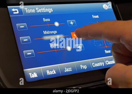 Einstellung eines modernen Auto-Sound-Systems Stockfoto