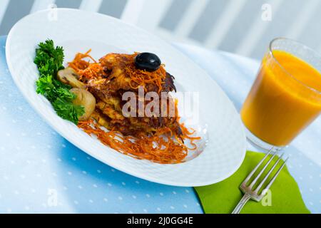 Karottenpasteten mit Karottensaft Stockfoto