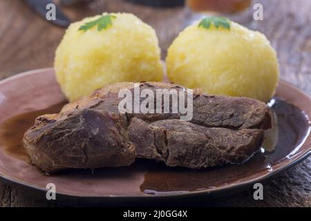 Bayerisches Schweinebraten mit Kartoffelklößen Stockfoto