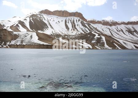 Bamiyan. 18. März 2022. Das Foto vom 18. März 2022 zeigt einen Blick auf den Band-e-Amir-See in der Provinz Bamiyan, Afghanistan. Quelle: Saifurahman Safi/Xinhua/Alamy Live News Stockfoto