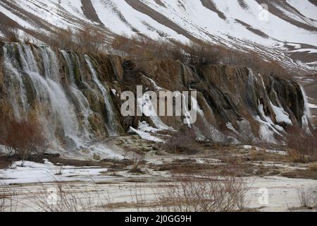 Bamiyan. 18. März 2022. Das Foto vom 18. März 2022 zeigt einen Blick auf den Band-e-Amir-See in der Provinz Bamiyan, Afghanistan. Quelle: Saifurahman Safi/Xinhua/Alamy Live News Stockfoto