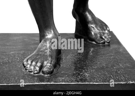 Die Seitenansicht Nahaufnahme Detail der alten Mann Statue Auf einem Sockel mit Füßen Zehen Stockfoto