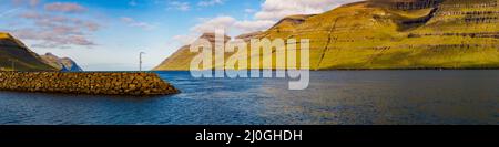 Wunderschöner Panoramablick von der Insel Kalsoy auf die Gipfel der Insel Kunoy. Färöer-Inseln. Nordeuropa Stockfoto