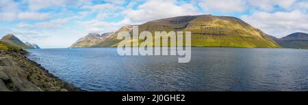 Wunderschöner Panoramablick von der Insel Kalsoy auf die Gipfel der Insel Kunoy. Färöer-Inseln. Nordeuropa Stockfoto