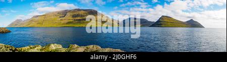 Wunderschöner Panoramablick von der Insel Kalsoy auf die Gipfel der Insel Kunoy. Färöer-Inseln. Nordeuropa Stockfoto