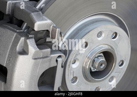 Bremssattel mit Scheibenbremse eines modernen Autos Stockfoto