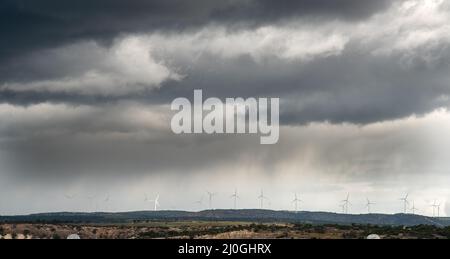 Windmühlen Kraftwerksgeneratoren auf einem Turbinenpark, der Strom aus Wind erzeugt. Alternative erneuerbare Energien Stockfoto