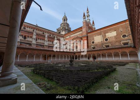 Pavia, Italien - 12. März 2022: Architektur Innenansicht von Certosa di Pavia, einer berühmten Abtei in der Nähe von Pavia. Stockfoto