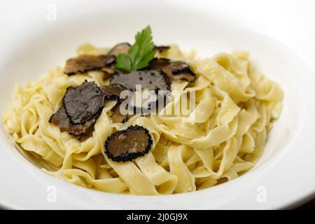 Schwarzer Trüffel auf hausgemachter Pasta Stockfoto