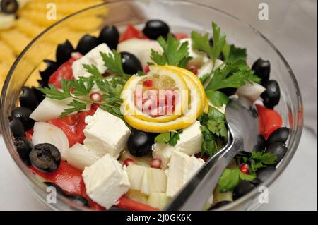 Nahaufnahme eines frischen griechischen Salats. Stockfoto