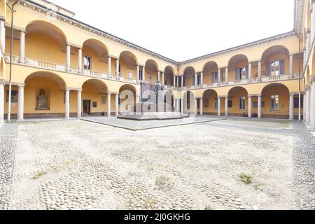 Pavia, Italien - 12. März 2022: Blick auf die Straße im Kreuzgang der Universität Pavia sind keine Menschen sichtbar. Stockfoto