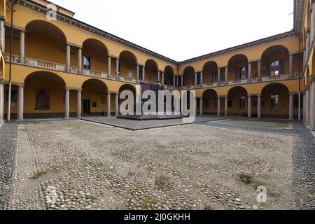 Pavia, Italien - 12. März 2022: Blick auf die Straße im Kreuzgang der Universität Pavia sind keine Menschen sichtbar. Stockfoto