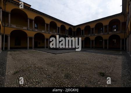 Pavia, Italien - 12. März 2022: Blick auf die Straße im Kreuzgang der Universität Pavia sind keine Menschen sichtbar. Stockfoto