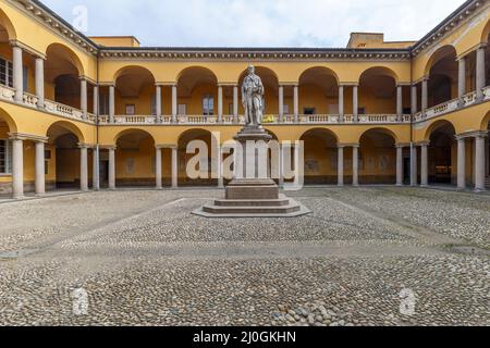 Pavia, Italien - 12. März 2022: Blick auf die Straße im Kreuzgang der Universität Pavia sind keine Menschen sichtbar. Stockfoto