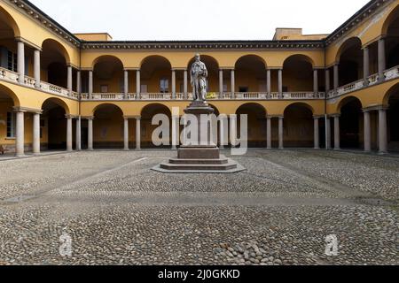 Pavia, Italien - 12. März 2022: Blick auf die Straße im Kreuzgang der Universität Pavia sind keine Menschen sichtbar. Stockfoto