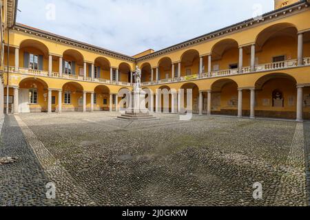 Pavia, Italien - 12. März 2022: Blick auf die Straße im Kreuzgang der Universität Pavia sind keine Menschen sichtbar. Stockfoto