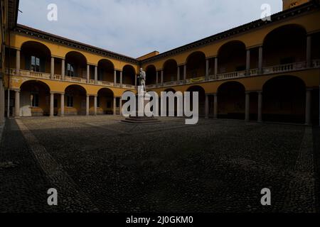 Pavia, Italien - 12. März 2022: Blick auf die Straße im Kreuzgang der Universität Pavia sind keine Menschen sichtbar. Stockfoto