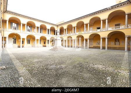 Pavia, Italien - 12. März 2022: Blick auf die Straße im Kreuzgang der Universität Pavia sind keine Menschen sichtbar. Stockfoto